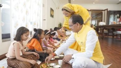 मुख्यमंत्री श्री शिवराज सिंह चौहान मुख्यमंत्री आवास पर रामनवमी पर कन्या भोज... 5