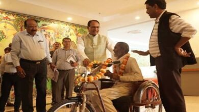 मुख्यमंत्री श्री चौहान ने श्री लाल सिंह को ट्राइसाइकिल भेंट की 11