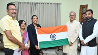 रायगढ़ जिले की प्रसिद्ध पर्वतारोही सुश्री यशी जैन ने मुख्यमंत्री श्री भूपेश बघेल से उनके निवास कार्यालय में की मुलाकात... 13