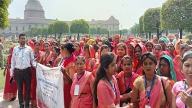 स्वयं सहायता समूहों की प्रदेश के 6 जिलों की 1000 से अधिक महिलाओं का राष्ट्रपति भवन के अमृत उद्यान का दौरा… 2
