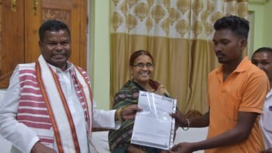 श्री कवासी लखमा ने विभिन्न योजनाओं के हितग्राहियों को चेक वितरित..... 12