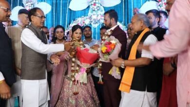 मुख्यमंत्री श्री चौहान ने मुरैना में वर-वधू को आशीर्वाद दिया.... 11