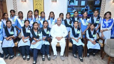 मुख्यमंत्री से देवादा के स्वामी आत्मानंद उत्कृष्ट हिंदी माध्यम विद्यालय के विद्यार्थियों ने की मुलाकात 12