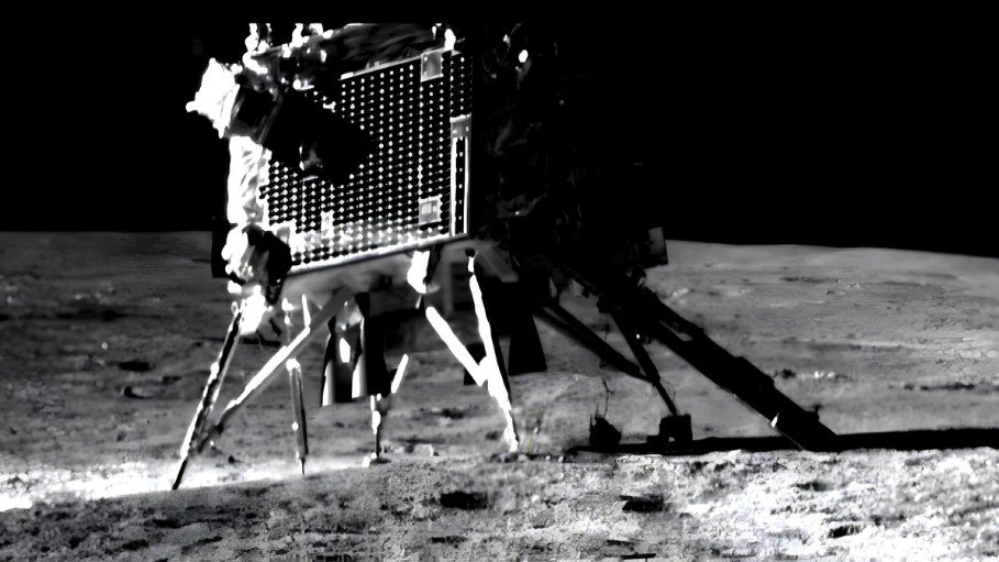 Pragyan Rover captured the image of Vikram Lander