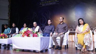 छत्तीसगढ़ी लोकगीत में झूमे श्रोता, तालियों की गडग़ड़ाहट से गूंजा ऑडिटोरियम
