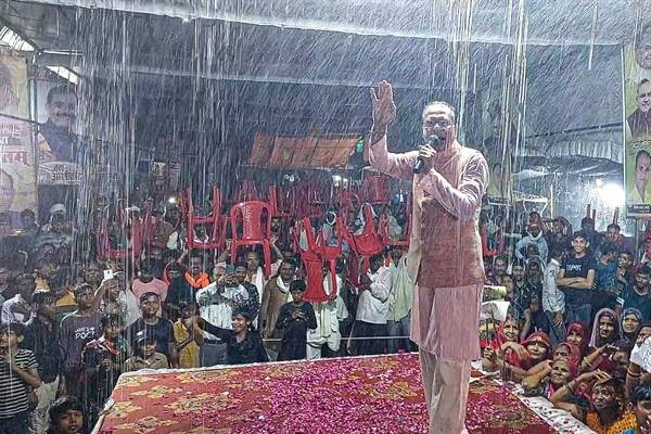 मुख्यमंत्री श्री चौहान ने बारिश में भीगते हुए जौरावासियों को दी नगरपालिका की सौगात