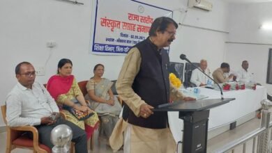 संस्कृत विद्यामण्डल के अध्यक्ष श्री शर्मा ने संस्कृत भाषा की सार्वभौमिकता एवं महत्व के बारे में बताया..... 1