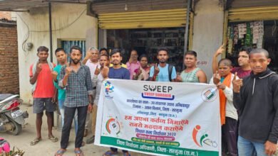 शत प्रतिशत मतदान के प्रति मतदाताओं को जागरूक करने स्वीप बूथ प्रभारी पहुंच रहे गांव..... 22 स्वीप बूथ प्रभारी पहुंच रहे गांव