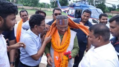 मुख्यमंत्री के महापल्ली हेलीपेड पहुंचने पर आत्मीय स्वागत 9 ग्राम महापल्ली मिनी स्टेडियम हेलीपेड