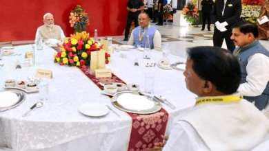 नीति आयोग की बैठक में लंच के दौरान मुख्यमंत्री विष्णुदेव साय प्रधानमंत्री के साथ भोजन करते हुए 13