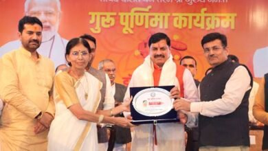 भारतीय संस्कृति में गुरूजनों का स्थान सर्वोच्च.... 3 भारतीय संस्कृति में गुरूजनों का स्थान सर्वोच्च