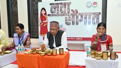 मितानिन दीदियों के साथ पंगत में बैठकर मुख्यमंत्री ने किया भोजन