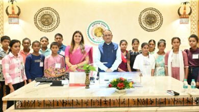 अपने माता-पिता के सपनों को गढ़ने अच्छी शिक्षा पा रहे सेमरहा के बच्चे 4 विधानसभा परिसर में की मुख्यमंत्री श्री विष्णु देव साय से मुलाकात