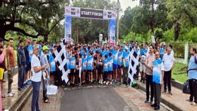 हल्की फुहारों के बीच रनर्स ने लगाई दौड़.... 2 हल्की फुहारों के बीच रनर्स ने लगाई दौड़