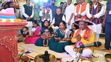 मुख्यमंत्री ने हरेली पर्व पर गौरी-गणेश, नवग्रह की पूजा कर भगवान शिव का किया अभिषेक 3 मुख्यमंत्री ने हरेली पर्व पर गौरी-गणेश, नवग्रह की पूजा कर भगवान शिव का किया अभिषेक