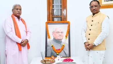 मुख्यमंत्री श्री विष्णु देव साय ने आज यहां अपने निवास में पूर्व प्रधानमंत्री भारत रत्न श्रद्धेय स्वर्गीय श्री अटल बिहारी वाजपेयी की पुण्यतिथि के अवसर पर उनके छायाचित्र पर माल्यार्पण कर उन्हें नमन किया। इस मौके पर डॉ. रामप्रताप सिंह भी मौजूद रहे। मुख्यमंत्री श्री साय ने इस अवसर पर कहा कि श्रद्धेय स्वर्गीय श्री अटल जी हमारे राज्य निर्माता है। छत्तीसगढ़वासियों का उनसे विशेष लगाव है। उन्होंने इस भौगोलिक क्षेत्र को नए राज्य के रूप में आकर देकर प्रदेशवासियों की भावनाओं का सम्मान किया। वे बहुमुखी प्रतिभा के धनी थे। पत्रकार, कवि और राजनेता के रूप में उन्होंने अपनी अलग पहचान बनाई थी। भारत के प्रधानमंत्री के रूप में हो या विदेश मंत्री के रूप में उन्होंने वैश्विक स्तर पर भारत का प्रतिनिधित्व करते हुए अमिट छाप छोड़ी है। उनके प्रधानमंत्री रहते हुए देश में अनेकों ऐसी योजनाएं लागू की गई, जिसने ग्रामीण भारत की तस्वीर बदल दी। श्रद्धेय स्वर्गीय श्री अटल जी भारत के हर एक नागरिक की स्मृतियों में है। श्री साय ने कहा कि वे ऐसा राजनेता थे, जिन्हें दलगत राजनीति से ऊपर उठकर सभी का स्नेह मिला। अटल जी मां भारती की यश और प्रतिष्ठा के लिए आजीवन समर्पित रहे। मुख्यमंत्री ने कहा कि स्वर्गीय श्रद्धेय अटल जी के साथ मेरी अनेकों स्मृतियां हैं, जो मुझे हमेशा प्रेरित करती हैं। श्री साय ने कहा कि अटल जी युगपुरुष थे, उन्होंने सुशासन का मंत्र दिया और आज हम उसी रास्ते पर आगे बढ़ते हुए छत्तीसगढ़ का विकास सुनिश्चित कर रहे है।