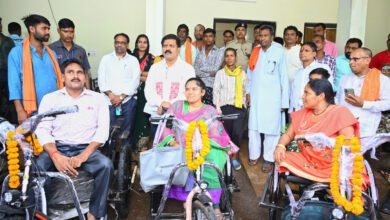 उपमुख्यमंत्री श्री विजय शर्मा ने दिव्यांगजनों को बैटरी चलित मोटराइज्ड ट्रायसायकल और व्हील चेयर का किया वितरण... 5 उपमुख्यमंत्री श्री विजय शर्मा ने दिव्यांगजनों को बैटरी चलित मोटराइज्ड ट्रायसायकल