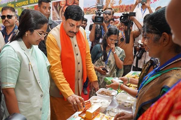 मुख्यमंत्री डिंडोरी में लाड़ली बहनों के आभार सह उपहार कार्यक्रम में हुए शामिल