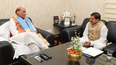 मुख्यमंत्री डॉ यादव ने केंद्रीय रक्षा मंत्री श्री सिंह से भेंट की 8 मुख्यमंत्री डॉ यादव ने केंद्रीय रक्षा मंत्री श्री सिंह से भेंट की