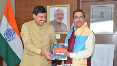 मुख्यमंत्री डॉ. यादव की केंद्रीय मंत्री श्री जोशी से सौजन्य भेंट 10 मुख्यमंत्री डॉ. यादव की केंद्रीय मंत्री श्री जोशी से सौजन्य भेंट