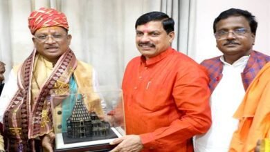 मुख्यमंत्री डॉ. यादव ने छत्तीसगढ़ के मुख्यमंत्री श्री साय को महाकालेश्वर मंदिर की प्रतिमा भेंट की 1 मुख्यमंत्री डॉ. यादव ने छत्तीसगढ़ के मुख्यमंत्री श्री साय को