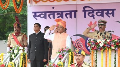 मुख्यमंत्री श्री विष्णु देव साय ने आज सवेरे राजधानी रायपुर के पुलिस परेड मैदान में आयोजित स्वतंत्रता दिवस के राज्य स्तरीय समारोह में ध्वजारोहण कर परेड की सलामी ली 1