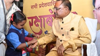 मुख्यमंत्री श्री साय को अभ्यास स्कूल की बच्चियों ने खुद की बनाई राखी बांधी