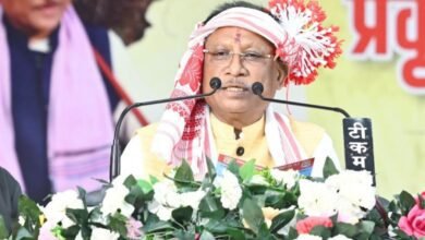 मांदर पर थाप देते हुए, करमा तिहार के उल्लास में झूमे मुख्यमंत्री