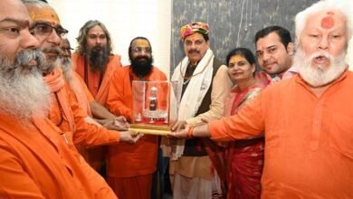 मुख्यमंत्री डॉ. यादव का श्री महाकाल मन्दिर के महानिर्वाणी अखाड़े के संत समाज ने स्वागत कर किया अभिनन्दन 2