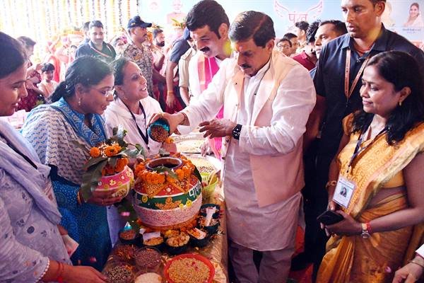 मुख्यमंत्री ने राष्ट्रीय पोषण माह अंतर्गत श्रीअन्न एवं फल किये दान