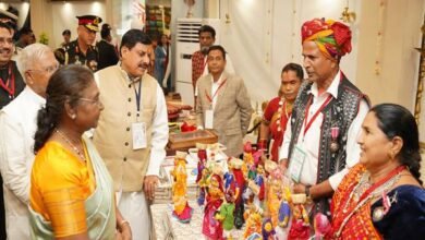 राष्ट्रपति श्रीमती मुर्मु ने हस्तशिल्पियों एवं जनजाति कारीगरों से की रू-ब-रू चर्चा