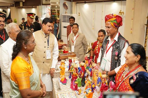 राष्ट्रपति श्रीमती मुर्मु ने हस्तशिल्पियों एवं जनजाति कारीगरों से की रू-ब-रू चर्चा