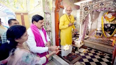 मुख्यमंत्री डॉ. यादव ने सपत्नीक किये भगवान कामतानाथ के दर्शन 10 बच्चों को खरीद कर उपहार स्वरूप दिये खिलौने