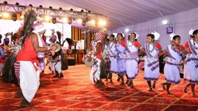 रायपुर : राष्ट्रपति श्रीमती द्रौपदी मुर्मु के समक्ष आदिवासियों ने पारंपरिक वेशभूषा में प्रसिद्ध लोकनृत्य का किया प्रदर्शन 1 राष्ट्रपति श्रीमती द्रौपदी मुर्मु के समक्ष आदिवासियों