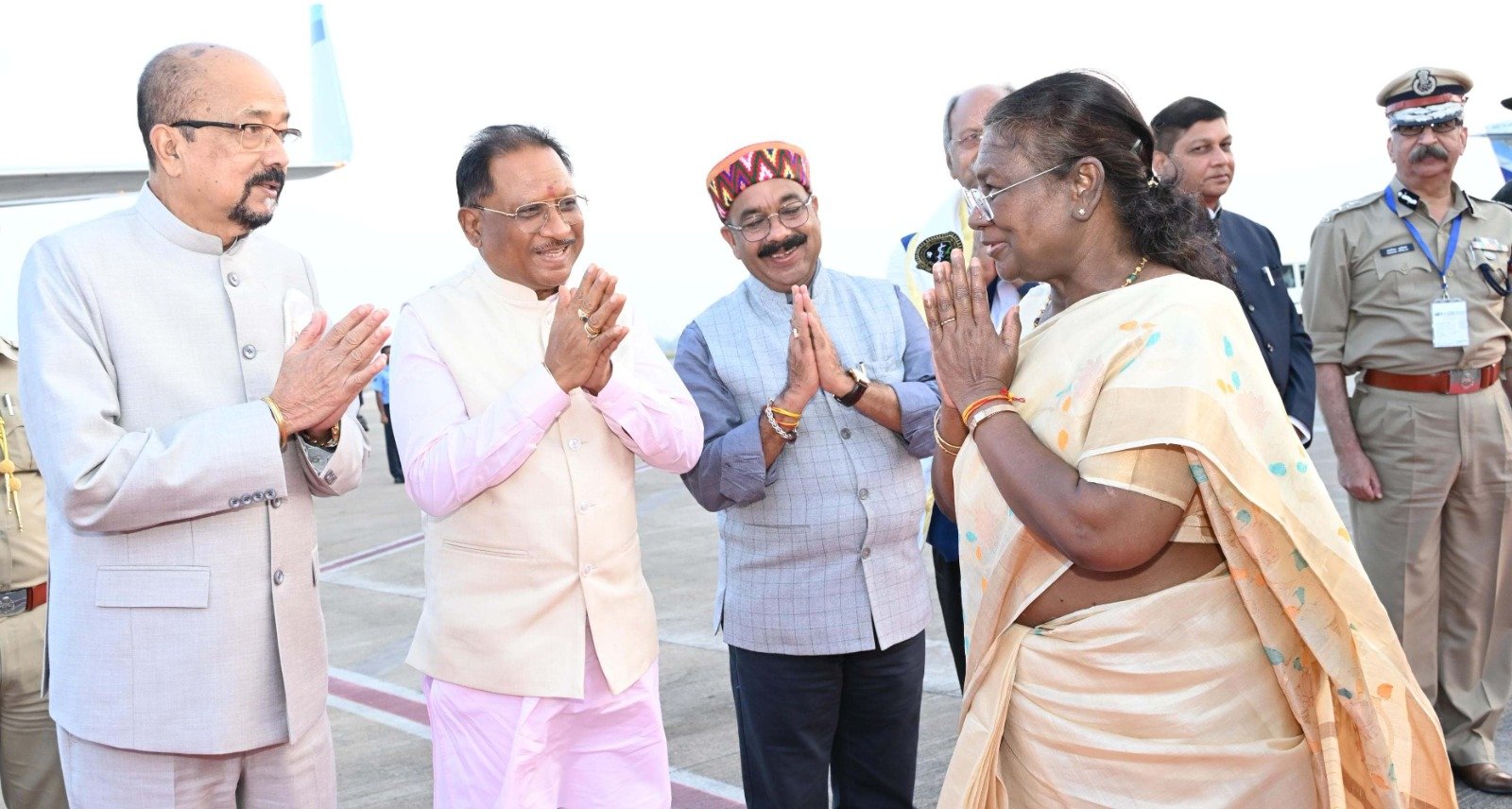 रायपुर : राष्ट्रपति श्रीमती द्रौपदी मुर्मु को भावभीनी विदाई 1 राष्ट्रपति श्रीमती द्रौपदी मुर्मु को भावभीनी विदाई