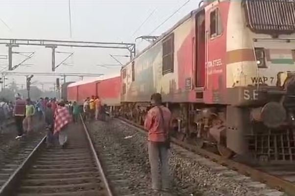 3 coaches of Secunderabad-Shalimar Express derail