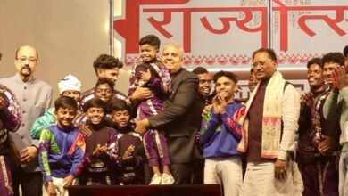 रायपुर : अबूझमाड़ के बच्चों के मलखंभ का अद्भुत प्रदर्शन देख इतने गदगद हुए उपराष्ट्रपति कि मंच पर वापस चढ़कर बच्चे को उठा लिया गोद में 7 अबूझमाड़ के बच्चों को किया दिल्ली आमंत्रित