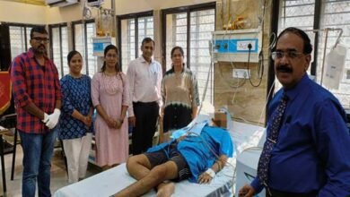 उप मुख्यमंत्री श्री राजेन्द्र शुक्ल ने कहा है कि मध्यप्रदेश सरकार राज्य में उच्च गुणवत्ता की स्वास्थ्य सेवाओं को सुलभ कराने के लिए सतत प्रयासरत है। इम्यूनोथेरैपी जैसी उन्नत तकनीक का एमवाय अस्पताल में शुभारंभ इस दिशा में एक मील का पत्थर है। यह पहल उन मरीजों के लिए नई उम्मीद लेकर आई है, जिनके इलाज में पारंपरिक पद्धतियाँ कारगर नहीं रही हैं। यह कदम चिकित्सा के क्षेत्र में न केवल इंदौर बल्कि पूरे प्रदेश की पहचान को एक नई दिशा देगा। मुख्यमंत्री डॉ. मोहन यादव के नेतृत्व में राज्य सरकार का यह प्रयास है कि स्वास्थ्य सेवाओं को आधुनिकतम चिकित्सकीय तकनीकों और सेवाओं से युक्त कर मध्यप्रदेश को देश का प्रमुख चिकित्सा हब बनाया जाये। मध्यप्रदेश का एमवायएच (महाराजा यशवंतराव अस्पताल) इन्दौर देश का पहला सरकारी अस्पताल बन गया है, जहां ब्लड कैंसर से पीड़ित मरीजों के इलाज के लिए उन्नत सीएआर-टी थेरेपी शुरू की गई है। यह सुविधा राज्य के स्वास्थ्य ढांचे को सशक्त बनाने और उच्च-स्तरीय स्वास्थ्य सेवाओं को प्रोत्साहित करने की दिशा में एक ऐतिहासिक कदम है। सीएआर-टी कोशिकाएं ट्यूमर कोशिकाओं को प्रभावी ढंग से करती हैं समाप्त एमवाय अस्पताल के अधीक्षक डॉ. अशोक यादव ने बताया कि काइमेरिक एंटीजन रिसेप्टर्स (सीएआर) नामक तकनीक बोन मैरो ट्रांसप्लांट के बाद भी लाभ नहीं मिलने वाले मरीजों के लिए कारगर साबित हो सकती है। सीएआर-टी थेरेपी की प्रक्रिया के लिए पहले मरीज का रक्त सैंपल ले लिया गया है। इसके तहत बी-सेल एक्यूट लिम्फोब्लास्टिक ल्यूकेमिया (ALL) से पीड़ित मरीज की श्वेत रक्त कोशिकाओं को एफरेसिस मशीन द्वारा एकत्रित किया जाता है। इसके बाद, इन कोशिकाओं को आनुवंशिक रूप से संशोधित किया जाएगा ताकि ये विशेष काइमेरिक एंटीजन रिसेप्टर्स (सीएआर) ला सकें, जो कैंसर कोशिकाओं की पहचान कर उन्हें नष्ट करने की क्षमता रखते हैं। संशोधित सीएआर-टी कोशिकाओं को मरीज में प्रत्यारोपित करने के बाद, ये ट्यूमर कोशिकाओं को प्रभावी ढंग से समाप्त करती हैं। एमवायएच में इस सुविधा की शुरुआत के साथ ही देश में शासकीय स्तर पर यह सुविधा उपलब्ध कराने वाला एमवायएच पहला अस्पताल बन गया है। यहां पर इम्यूनोथेरैपी का खर्च लगभग 30 लाख रुपये है, जो कि अमेरिका में इसी तकनीक के लिए लगने वाले लगभग 4 करोड़ रुपये की तुलना में बेहद कम है। इस अत्याधुनिक चिकित्सा प्रक्रिया को संयुक्त रूप से आईआईटी मुंबई और टाटा मेमोरियल हॉस्पिटल द्वारा विकसित किया गया है। भारत में यह तकनीक नई है। अभी तक इसके तहत लगभग 150 मरीजों का इलाज हुआ है। इंदौर के इस अस्पताल में 20 नवंबर को इस प्रक्रिया के माध्यम से पहले मरीज का इलाज किया जाएगा। इसके पहले, कैंसर से जूझ रहे मरीजों के लिए इंदौर में कीमोथेरैपी, रेडिएशन थेरैपी, सर्जरी और बोन मैरो ट्रांसप्लांट जैसी सुविधाएं उपलब्ध थीं। अब इम्यूनोथेरैपी के जुड़ जाने से इन मरीजों के लिए उपचार के विकल्प और विस्तृत हो गए हैं। इम्यूनोथेरैपी (सीएआर टी सेल) कैसे करती है कार्य इस तकनीक में मुख्यतः टी कोशिकाओं को आनुवंशिक रूप से संशोधित किया जाता है, जिससे ये कैंसर कोशिकाओं को पहचानकर नष्ट कर सकें। सामान्यतः श्वेत रक्त कोशिकाओं के दो प्रकार होते हैं: बी और टी कोशिकाएं। इम्यूनोथेरैपी में टी कोशिकाओं को श्वेत रक्त कोशिकाओं से अलग करके, आनुवंशिक संशोधन किया जाता है। इसके लिए वायरल वैक्टर की मदद ली जाती है ताकि टी-कोशिकाएं अपनी सतह पर काइमेरिक एंटीजन रिसेप्टर्स (सीएआर) स्थापित कर सकें। इन रिसेप्टर्स की विशेषता होती है कि वे कैंसर कोशिकाओं की सतह पर उपस्थित विशेष प्रोटीन को पहचान सकते हैं और उन पर हमला कर सकते हैं। थेरैपी के बाद मरीज को एक से दो सप्ताह तक अस्पताल में भर्ती रहना पड़ता है ताकि उसकी स्थिति पर पूरी तरह से निगरानी रखी जा सके।