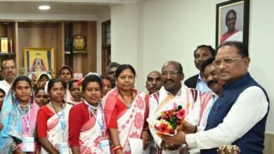 जशपुर के मुंडारी नर्तक दल के कलाकारों ने मुख्यमंत्री से की मुलाकात