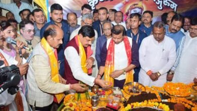 भगवान श्रीकृष्ण ने गोवर्धन पर्वत धारण कर प्रकृति से जुड़ने का संदेश दिया : मुख्यमंत्री डॉ. यादव 5 पूर्व मंत्री श्री पवैया के निवास पर गोवर्धन पूजा में हुए शामिल