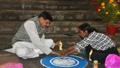 मुख्यमंत्री डॉ. यादव ने मुख्यमंत्री निवास में बनाई रंगोली 8 मुख्यमंत्री डॉ. यादव ने मुख्यमंत्री निवास में बनाई रंगोली