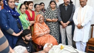 मुख्यमंत्री श्री विष्णु देव साय ने पूर्व राज्यसभा सांसद स्वर्गीय श्री गोपाल व्यास के अंतिम दर्शन में शामिल होकर दी भावभीनी श्रद्धांजलि 4 मुख्यमंत्री श्री विष्णु देव साय ने पूर्व राज्यसभा सांसद स्वर्गीय श्री गोपाल व्यास