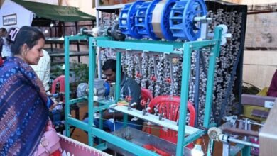 रायपुर : रेशम उत्पादन की प्रक्रिया समझने उमड़ रही भीड़ 10 रेशम उत्पादन की प्रक्रिया समझने उमड़ रही भीड़