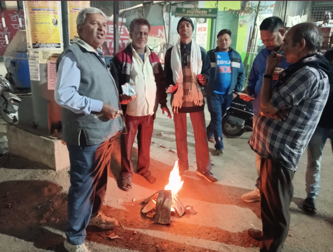 शीतलहर से आमजनों की सुरक्षा हेतु नगर निगम द्वारा अंतर राज्यीय बस स्टेण्ड, रेल्वे स्टेशन, मेकाहारा सहित विभिन्न मुख्य सार्वजनिक स्थानों में अलाव जलाने की व्यवस्था सतत निरन्तर जारी 1