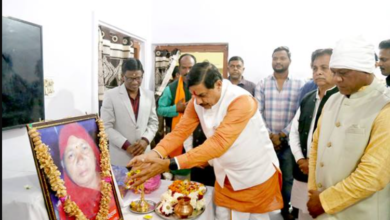 मुख्यमंत्री डॉ. यादव ने स्व. श्रीमती सुमन देवी को पुष्पांजलि अर्पित कर दी श्रद्धांजलि 3