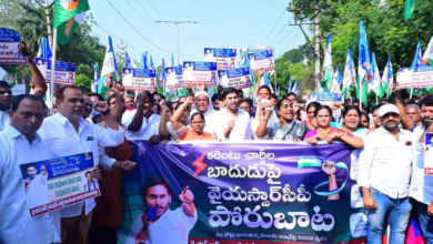 आंध्र प्रदेश में बिजली शुल्क वृद्धि के विरोध में वाईएसआरसीपी नेता और कार्यकर्ता प्रदर्शन कर रहे 9