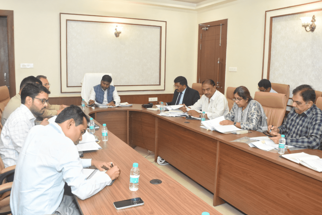 वनमंत्री केदार कश्यप जी की अध्यक्षता में वनोपज राजकीय व्यापार अंतर्विभागीय समिति की बैठक संपन्न 3