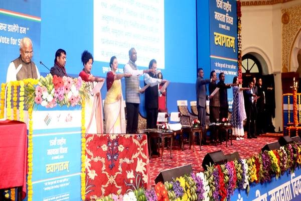 निष्पक्ष निर्वाचन और मतदाताओं की सहभागिता, लोकतंत्र का मूलाधार : राज्यपाल श्री पटेल 1