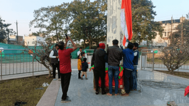 गणतंत्र दिवस पर तेलीबाँधा तालाब पार में 82 मीटर ऊँचे फ्लेग पोस्ट पर स्थानीय निवासी बच्चों एवं युवाओं ने फहराया विशाल राष्ट्र ध्वज तिरंगा 13