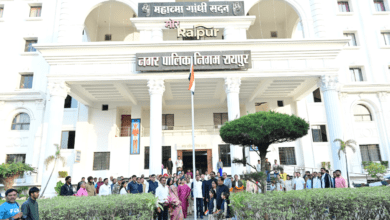 गणतंत्र दिवस पर जिला कलेक्टर एवं निगम प्रशासक डॉक्टर गौरव सिंह ने रायपुर नगर निगम मुख्यालय में 76वें गणतंत्र दिवस पर फहराया राष्ट्रध्वज तिरंगा 5